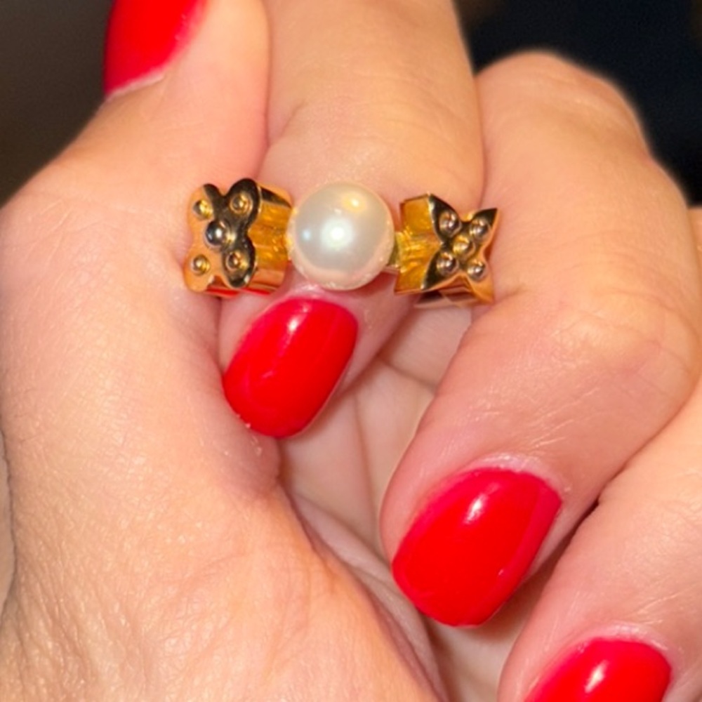 Louis Vuitton Charmy Pearl Ring